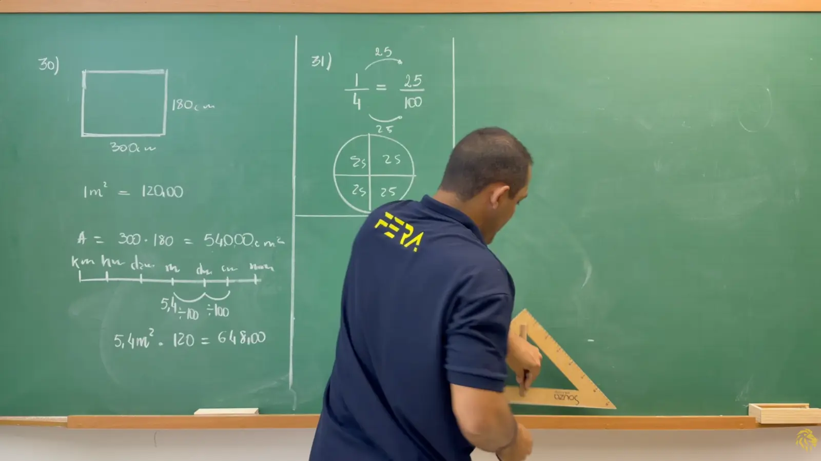 Professor Leandro Vital durante uma aula de Matemática no quadro verde